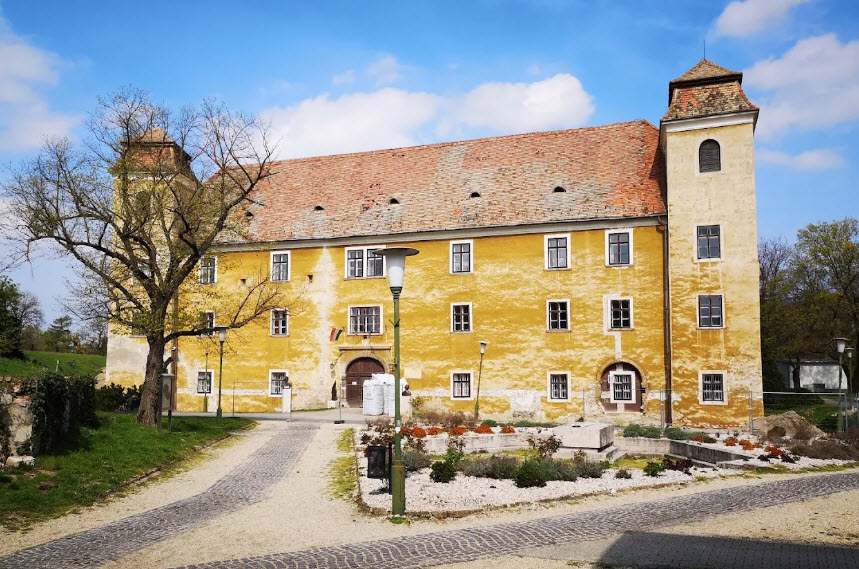 Óvári Castle, Hungary